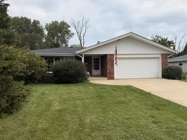9002 S Carollton DRIVE, Oak Creek, WI 53154