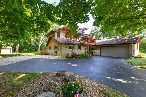 5210 S Skyline DRIVE, New Berlin, WI 53151