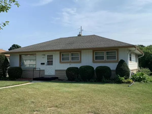 7425 W Honey Creek DRIVE, Milwaukee, WI 53219