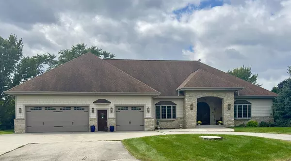 N52W35577 W Lake DRIVE, Oconomowoc, WI 53066