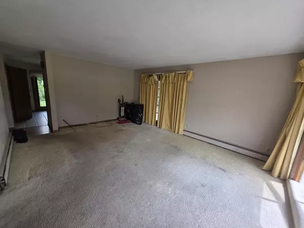 Pewaukee, WI 53072,527 W Wisconsin AVENUE