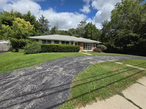 527 W Wisconsin AVENUE, Pewaukee, WI 53072