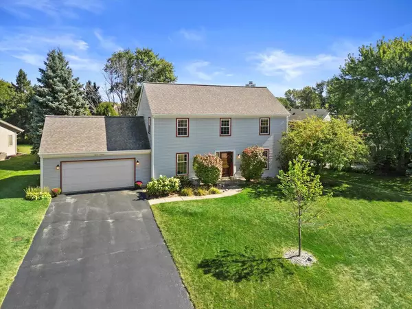 W225N2516 Alderwood LANE, Waukesha, WI 53186
