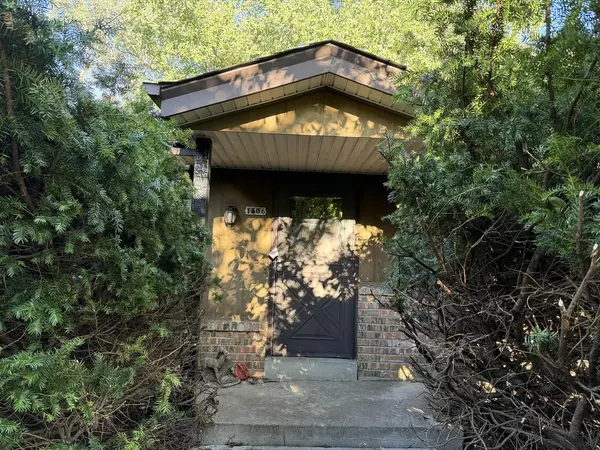 1606 S Wildwood DRIVE, New Berlin, WI 53151