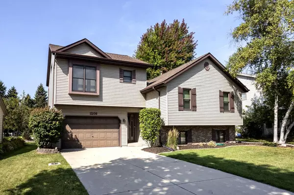 1208 N Glenwood CIRCLE, West Bend, WI 53090