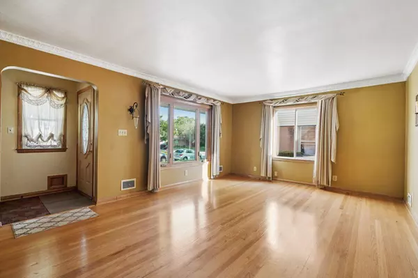 Milwaukee, WI 53219,2571 S 62nd STREET