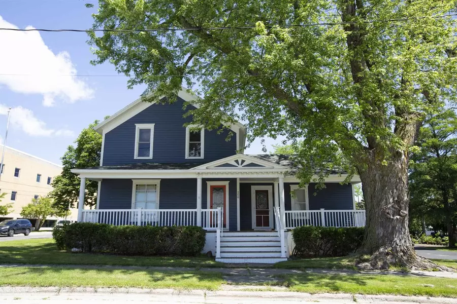 208 S 4th Avenue, Sturgeon Bay, WI 54235