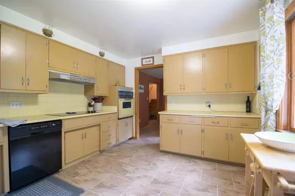 Neenah, WI 54956,814 FIELDCREST DRIVE