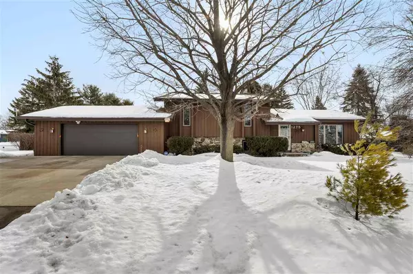 1275 LAKESHORE DRIVE, Menasha, WI 54952