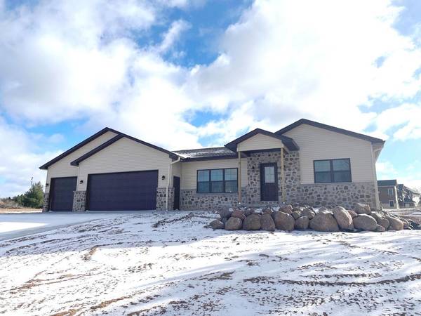 1930 SOUTHLAND LANE, New London, WI 54961