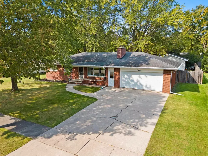 825 VOELKER STREET, De Pere, WI 54115