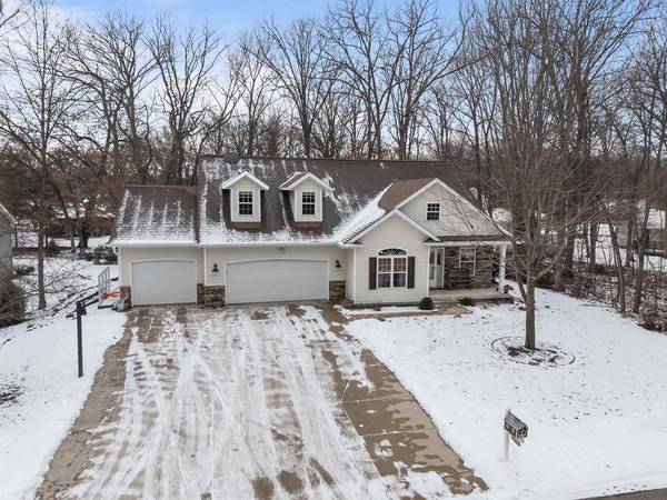 555 WOODLAND CIRCLE, Waupaca, WI 54981