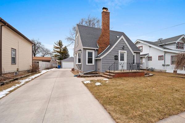 828 APPLETON ROAD, Menasha, WI 54952