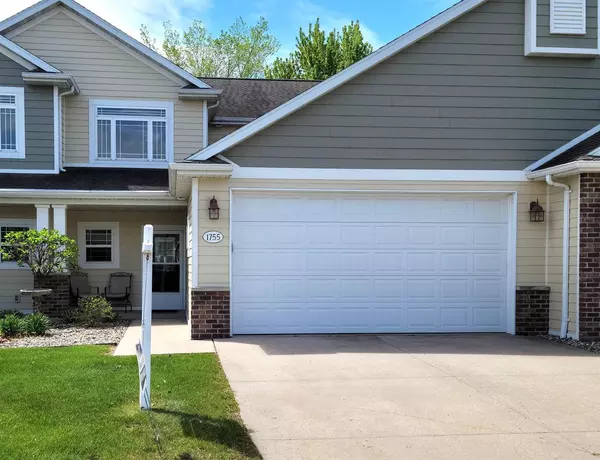 1755 OAK HOLLOW LANE, Neenah, WI 54956