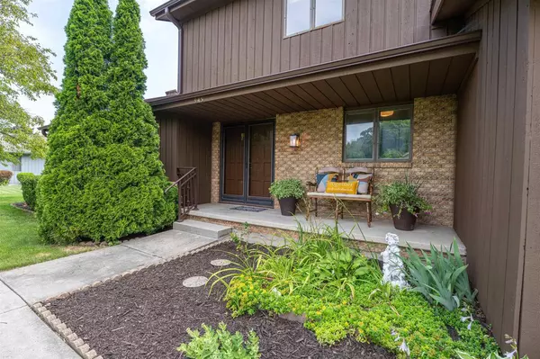 Menasha, WI 54952,945 ELMWOOD DRIVE