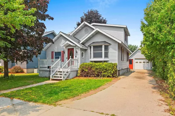 3018 PARKRIDGE AVENUE, Marinette, WI 54143