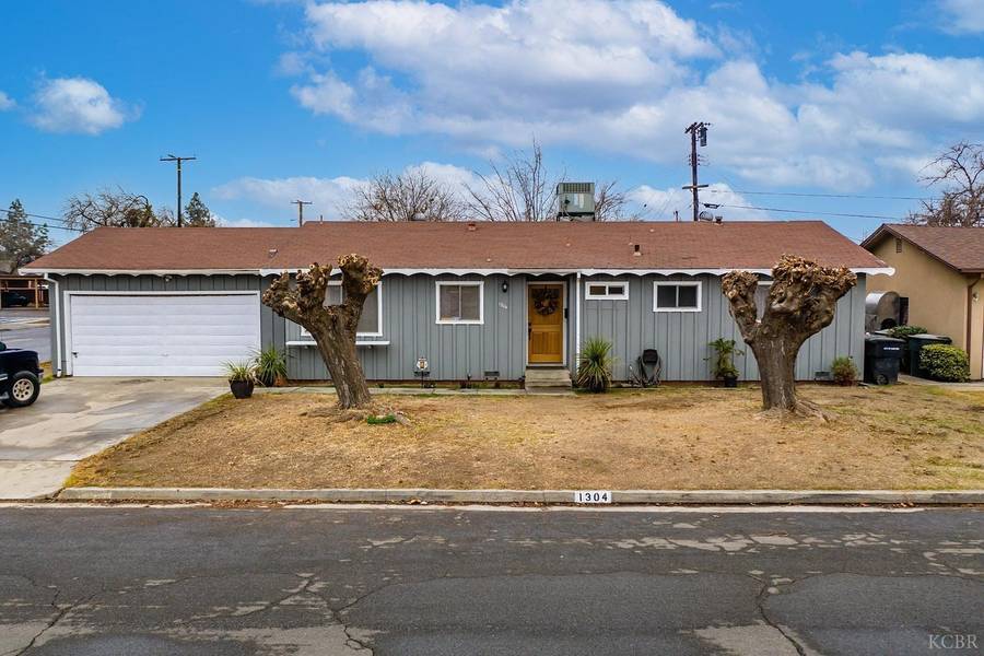 1304 N East Street, Hanford, CA 93230