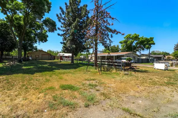 Dinuba, CA 93618,42383 Road 68