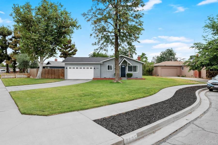 2005 N Waukena Way, Hanford, CA 93230