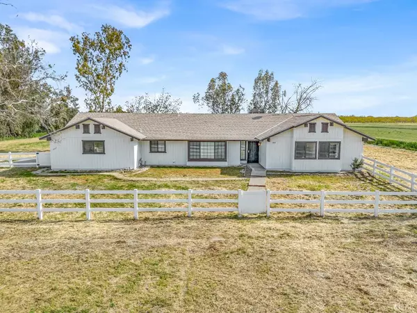 855 E Mount Whitney Avenue, Laton, CA 93242