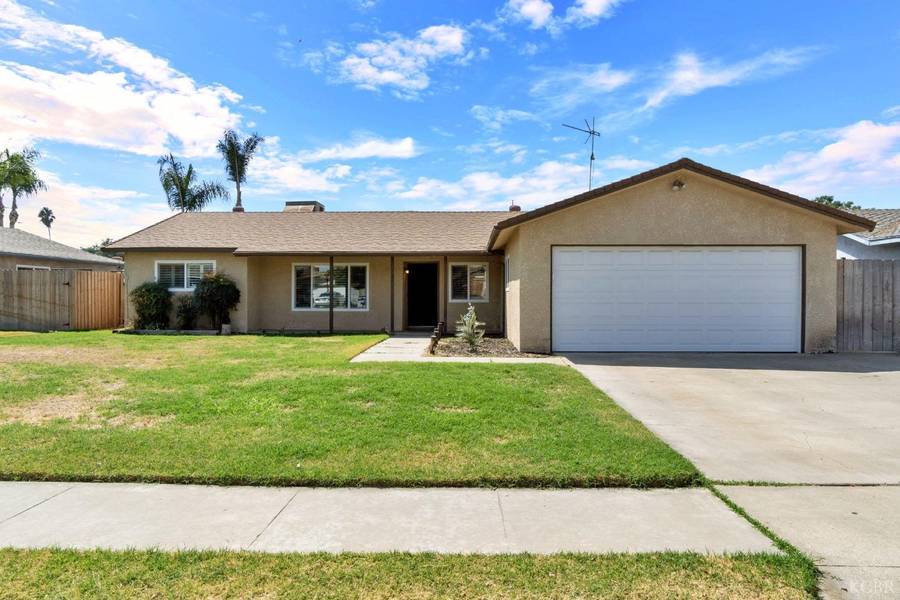 247 E Sherwood Drive, Hanford, CA 93230