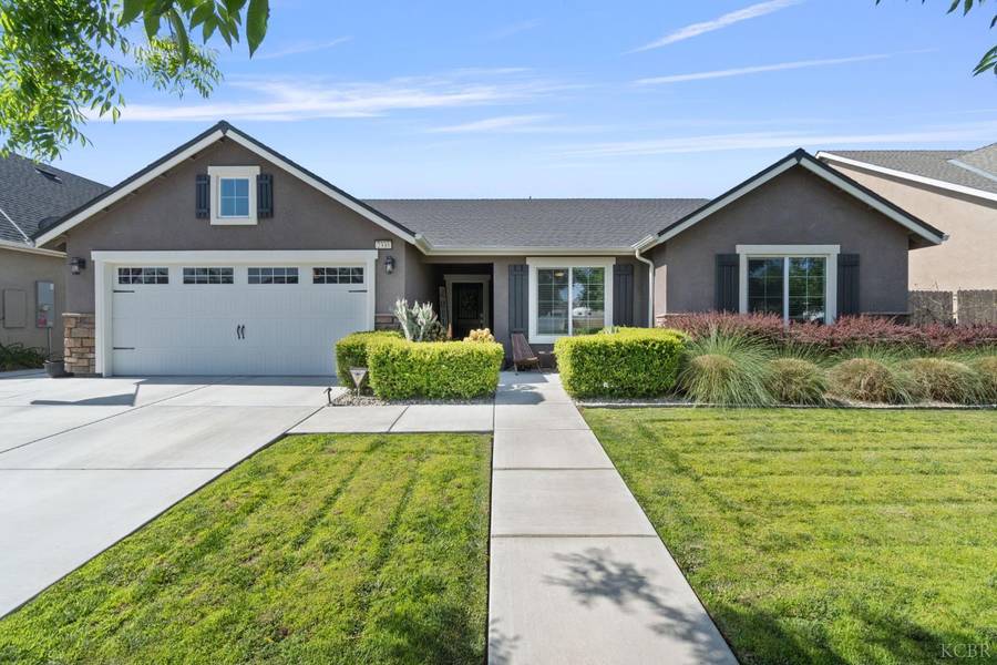 2335 W Queens Way W, Hanford, CA 93230