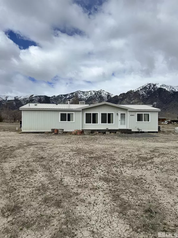 690 N Manley Lane, Round Mountain, NV 89045