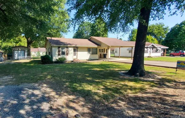 Piggott, AR 72454,679 W Maple