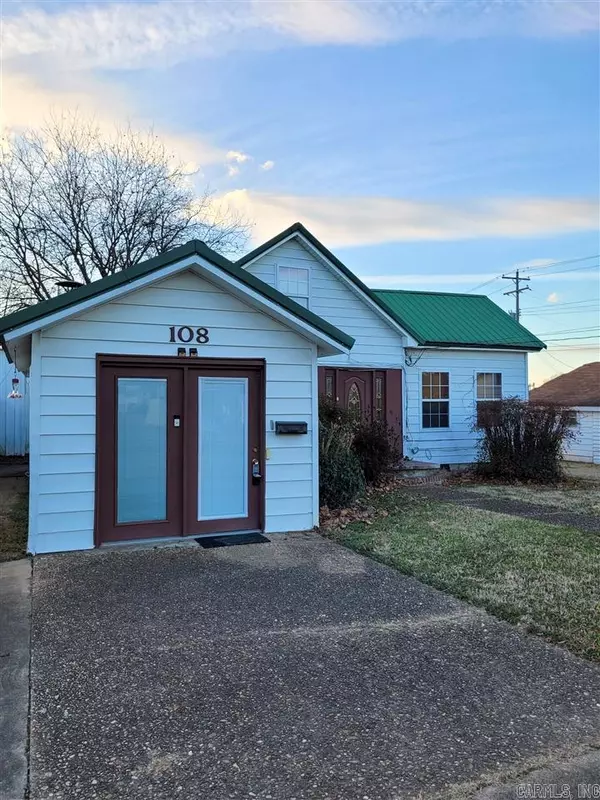 108 S 5th St, Paris, AR 72855