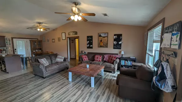 Swifton, AR 72471,305 Calhoun