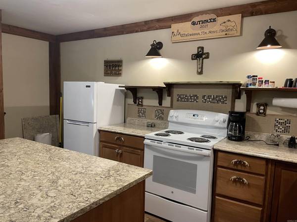 Calico Rock, AR 72519,236 Red Cox Lane