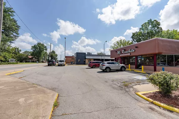 Searcy, AR 72143,301 E Race
