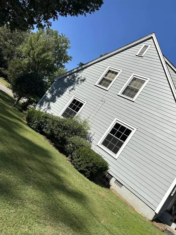 Piggott, AR 72454,869 W Main