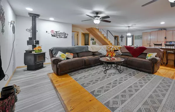 Cove, AR 71937,6083 Highway 71 S