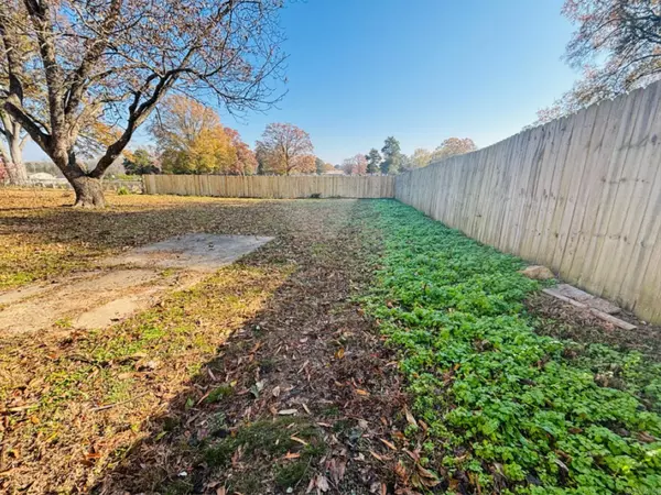 Searcy, AR 72143,704 N Charles