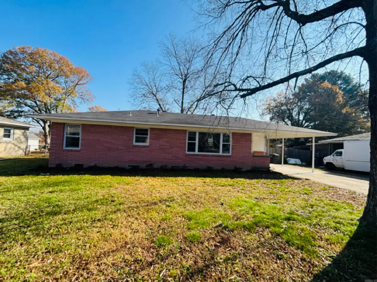 Searcy, AR 72143,704 N Charles