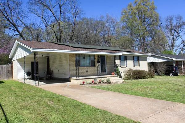 Searcy, AR 72143,807 S Spring