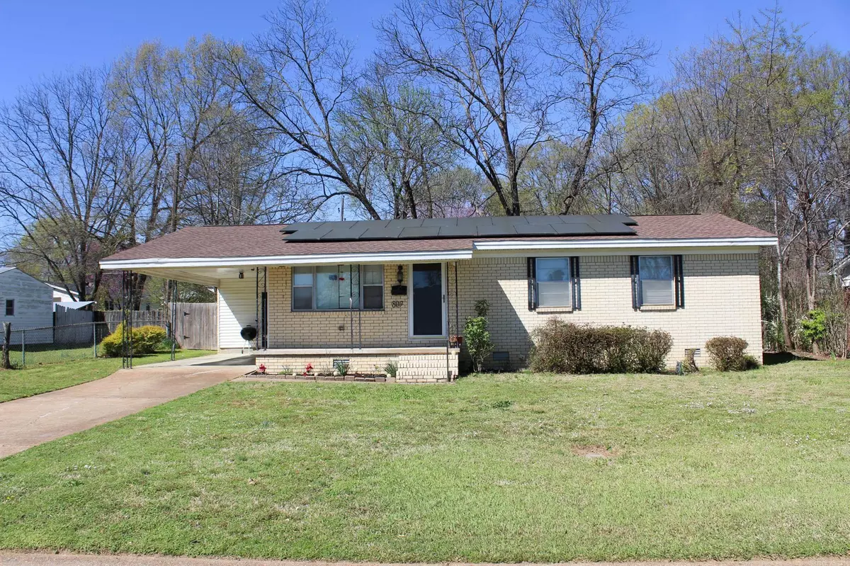 Searcy, AR 72143,807 S Spring