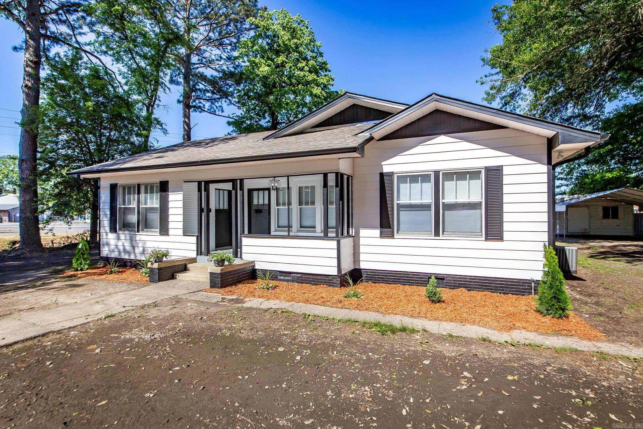 309 NE First Street, England, AR 72046-1301