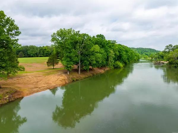 Hardy, AR 72542,169 Spring Ave