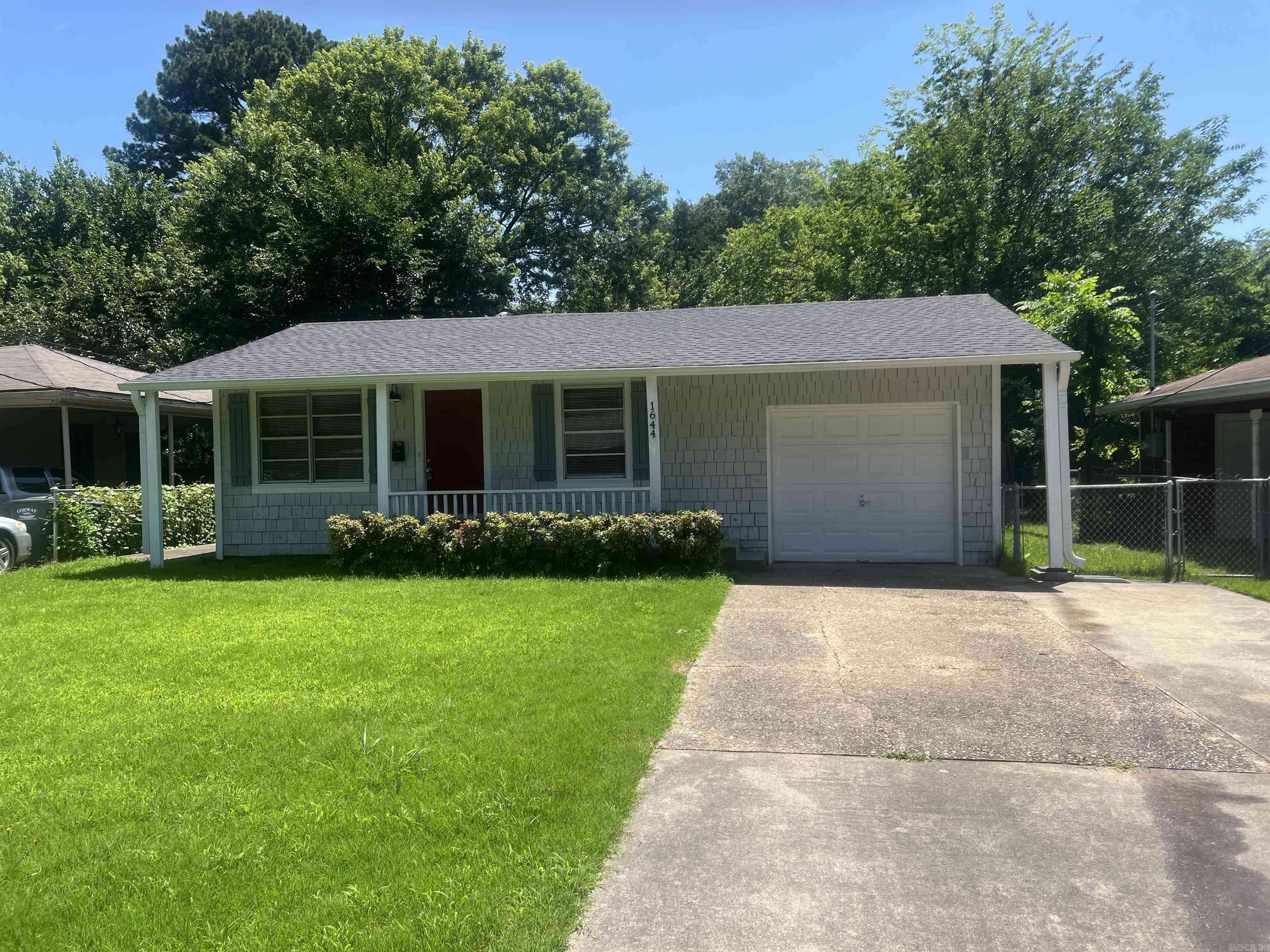 1644 N Davis St, Conway, AR 72032