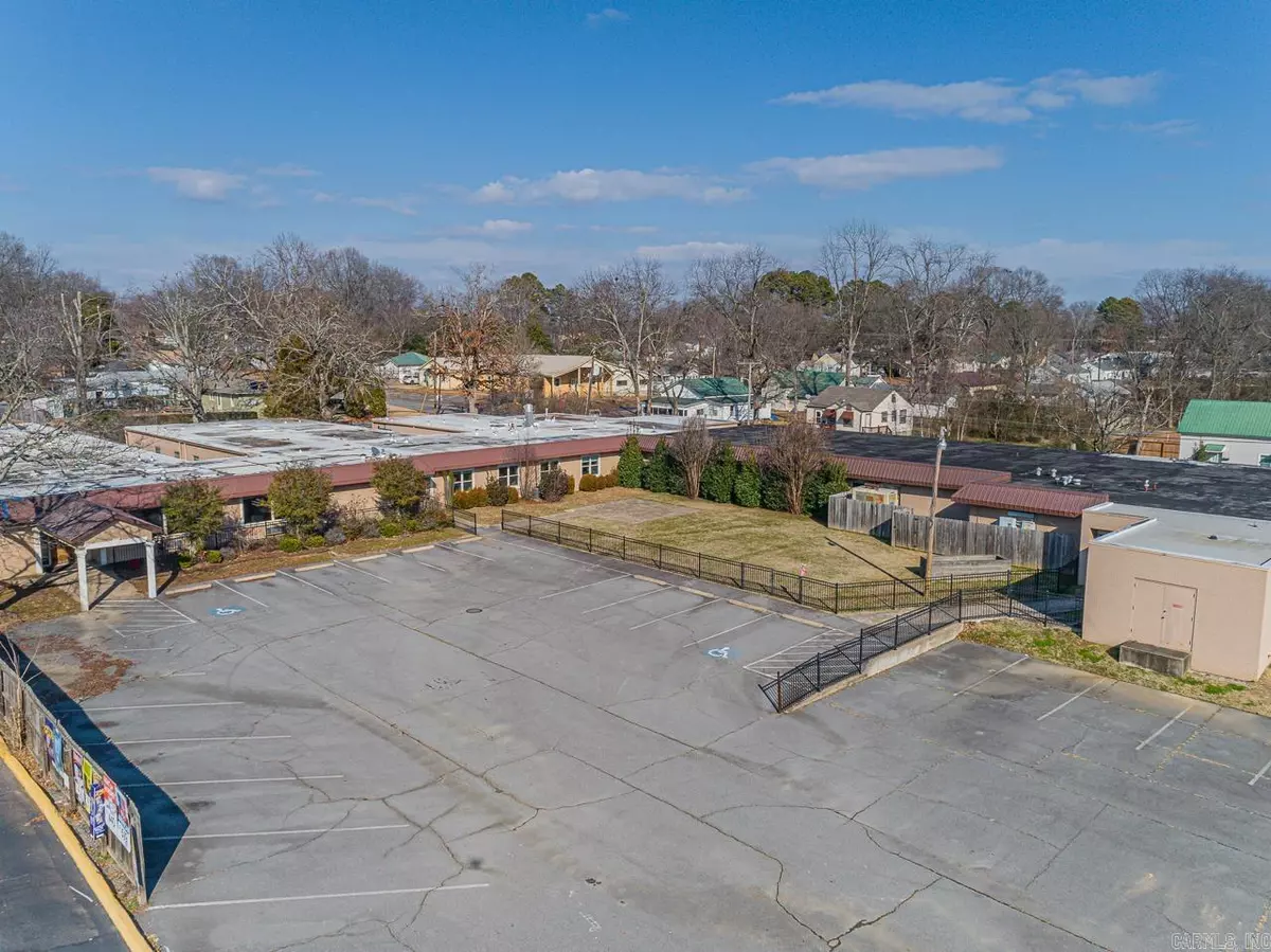 Searcy, AR 72143,105 S College St