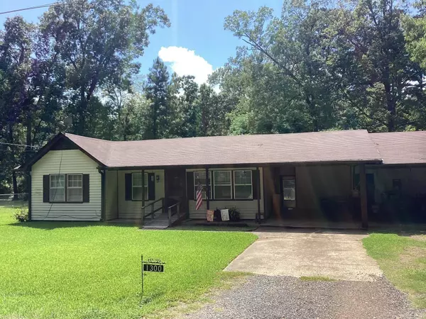 1300 James St, Hope, AR 71801