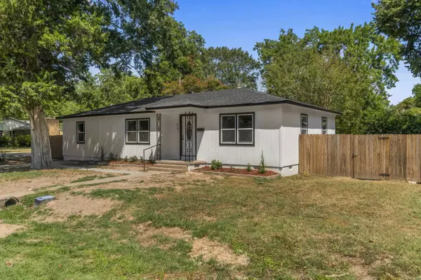 Lonoke, AR 72086,418 W 4th Street