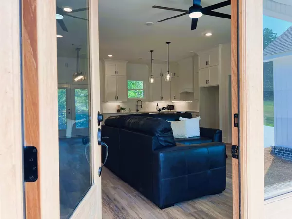 Mountain View, AR 72560,150 Caddy Cove Lane