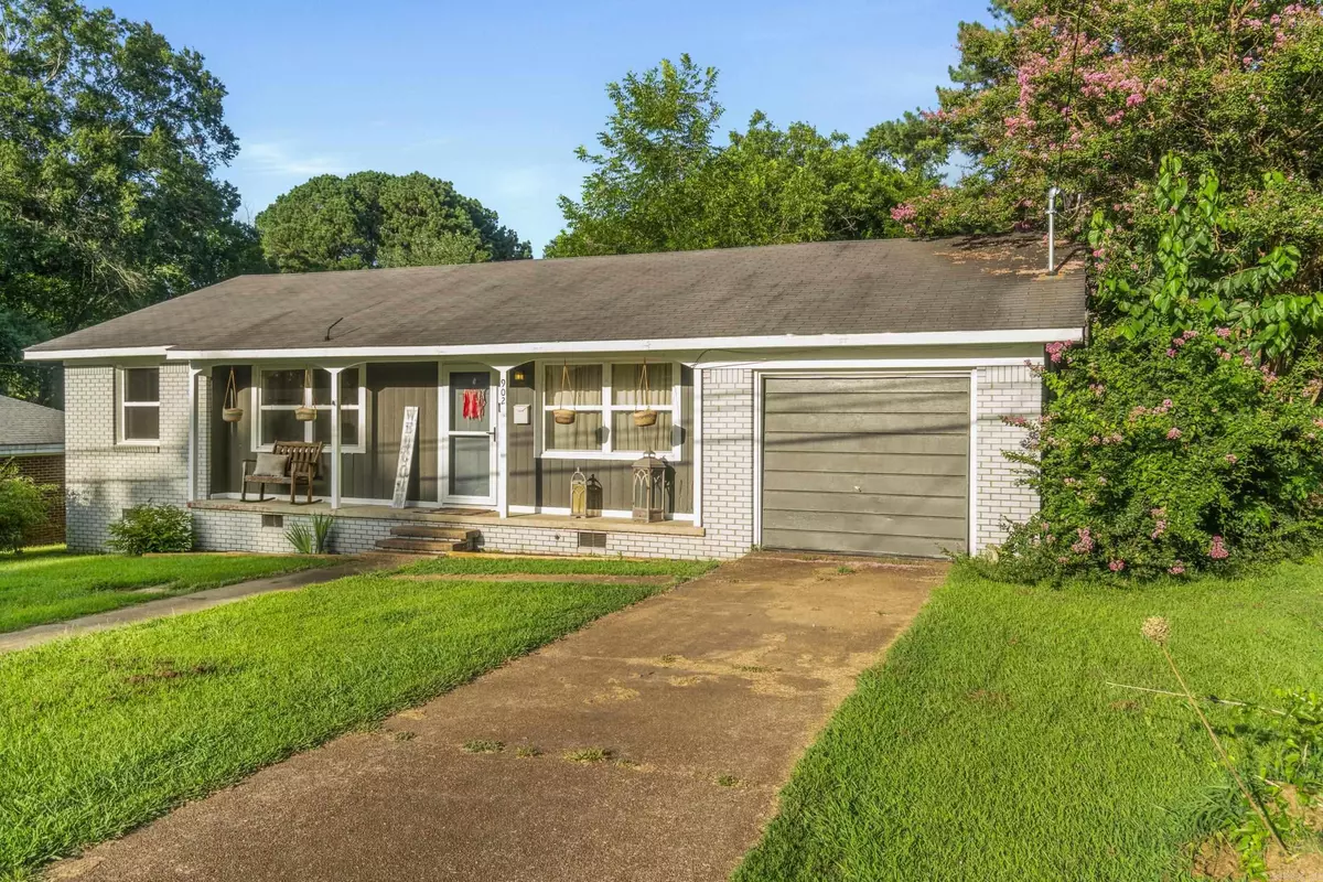 Searcy, AR 72143,902 N Cedar Street