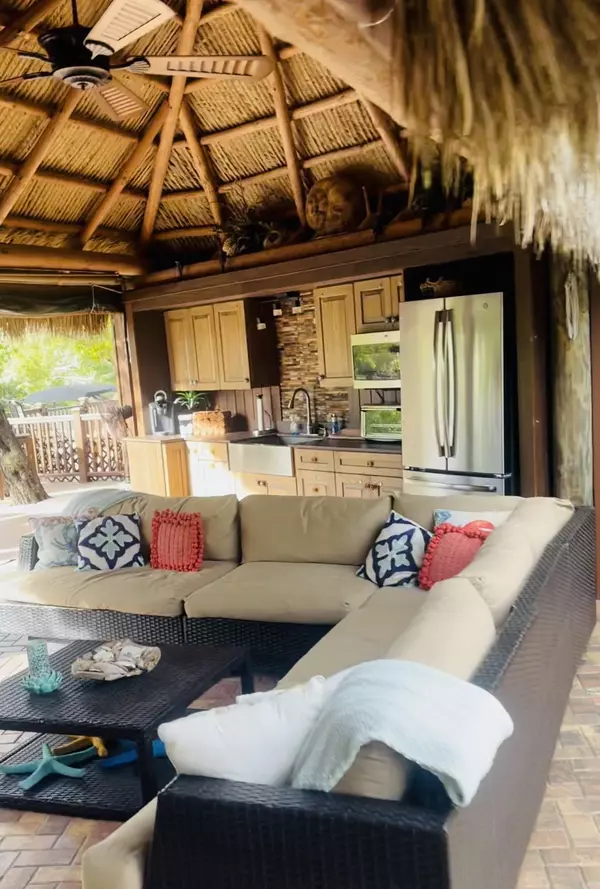 11 Park Avenue, Saddle Bunch, FL 33040