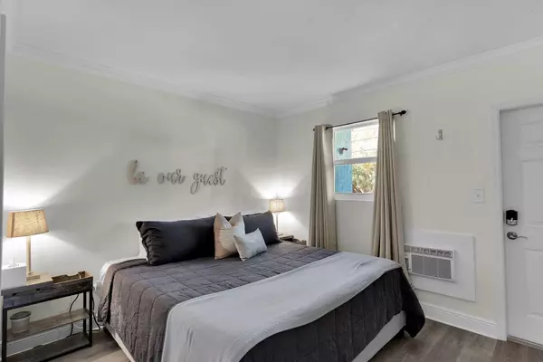 Duck, FL 33050,300 Duck Key Drive #3