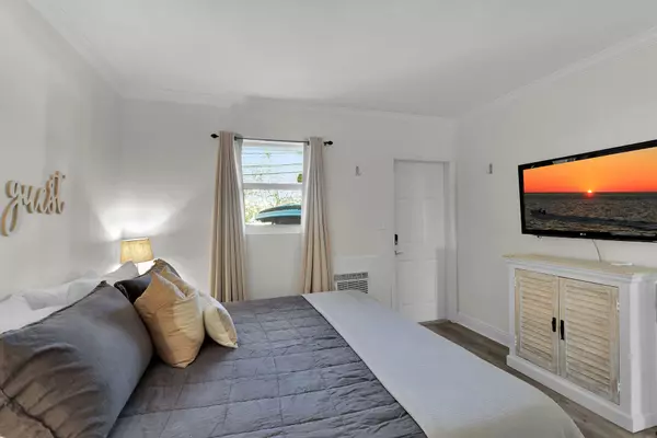 Duck, FL 33050,300 Duck Key Drive #3