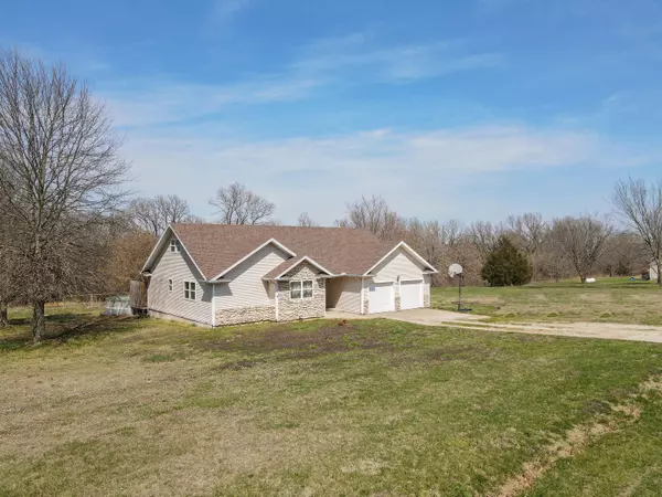 21380 Lawrence 2073, Ash Grove, MO 65604